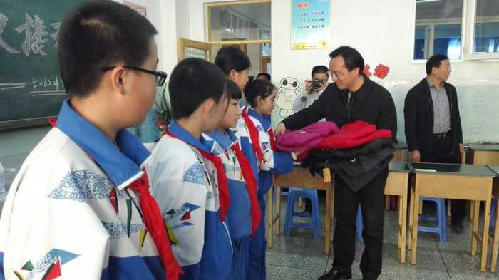 芮宏书记给学生代表赠送棉衣