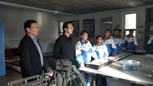 领导参观少先队课外活动阵地