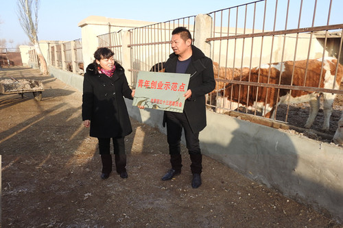 1月8日,三十三团党委常委、副政委、工会主席苏明兰给新发牧业养殖合作社负责人张禹愍颁发“青年创业示范点”名牌(韩飞摄) 1月8日,三十三团党委常委、副政委、工会主席苏明兰给新发牧业养殖合作社负责人张禹愍颁发“青年创业示范点”名牌(韩飞摄)