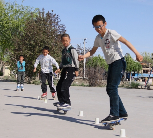 孩子们正在进行滑旱冰比赛