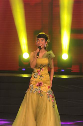 7、綦小炜演唱的《幸福赞歌》