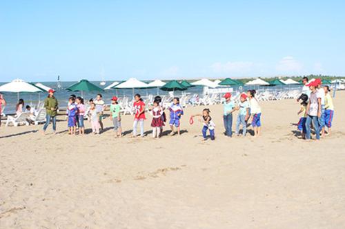 图为在加勒比海盗水上乐园沙滩举行的接力比赛