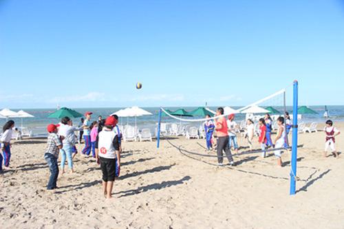图为学生在加勒比海盗水上乐园沙滩排球比赛